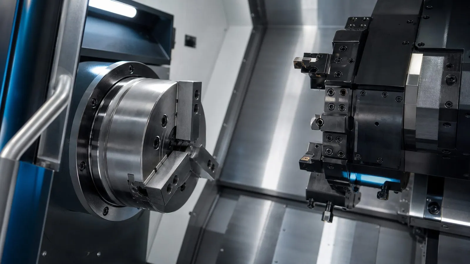 Hauptspindel eines CNC-Drehzentrums mit Dreibackenfutter im Arbeitsraum