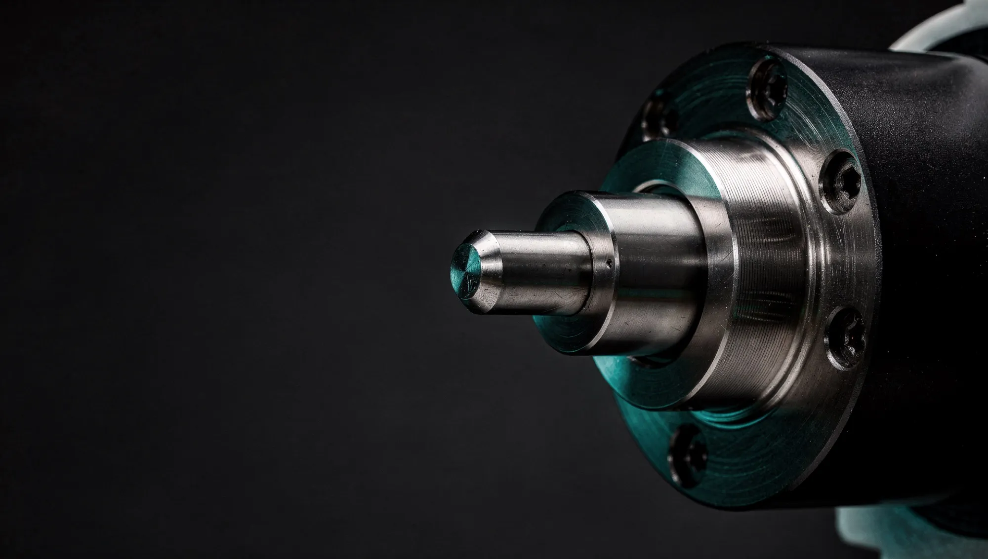 Präzisionsgefertigte Spindelwelle vor dunklem Hintergrund: Detailansicht CNC-Spindelreparatur